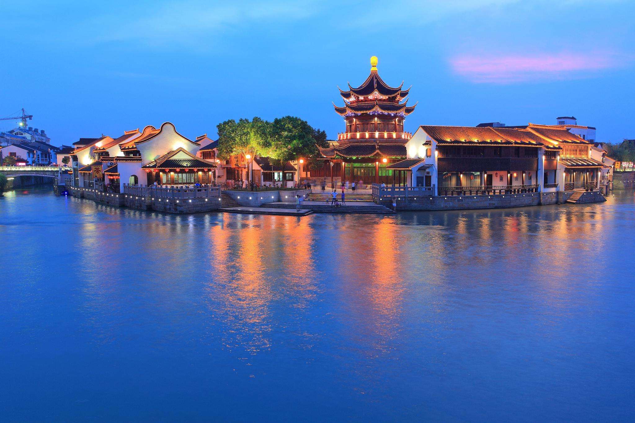 從小攤販到步行街再到夜游聚集區，夜游撬動文旅消費升級