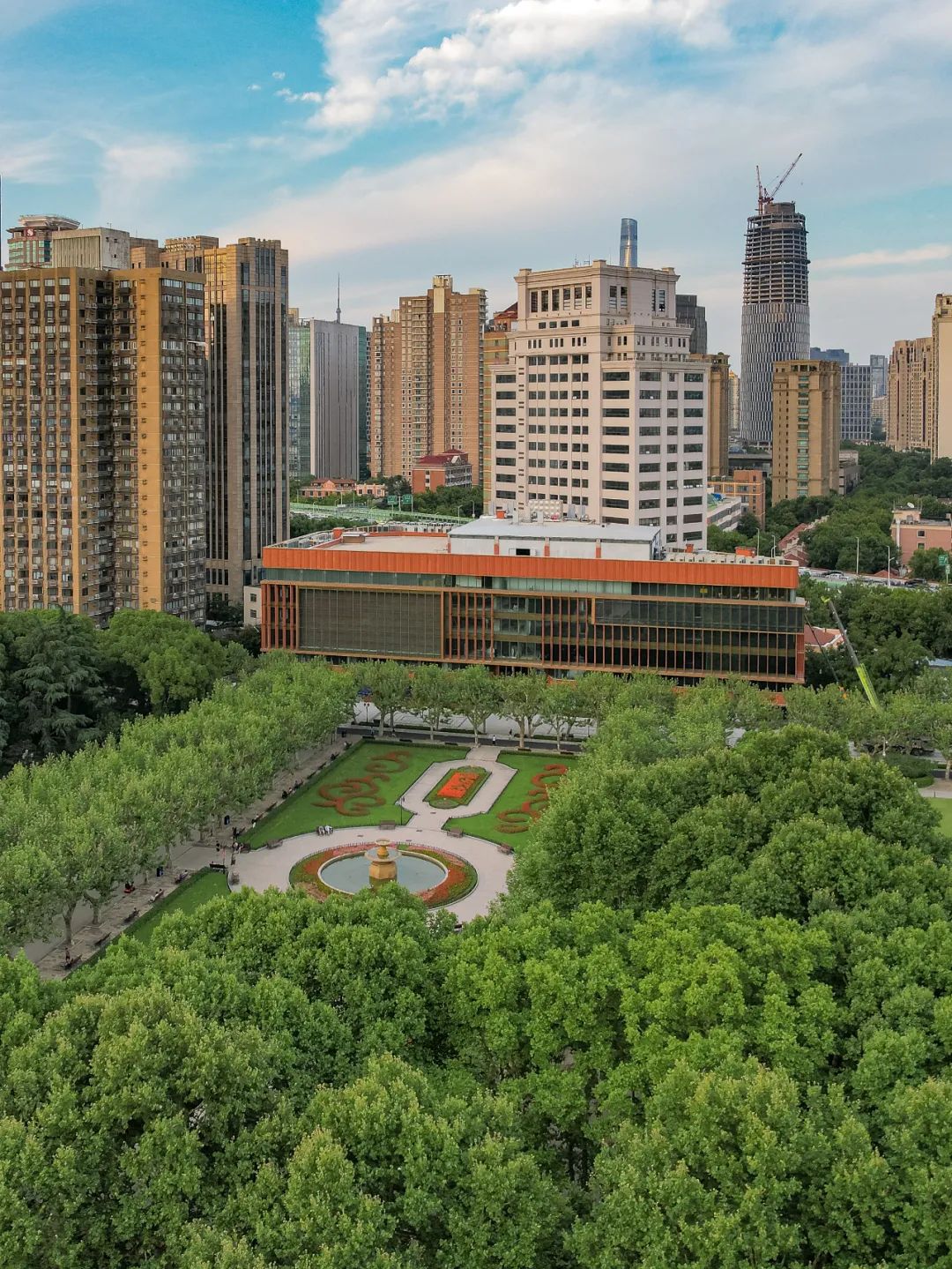 上海城市中心的“大人游樂園”，不只販賣酒精與快樂