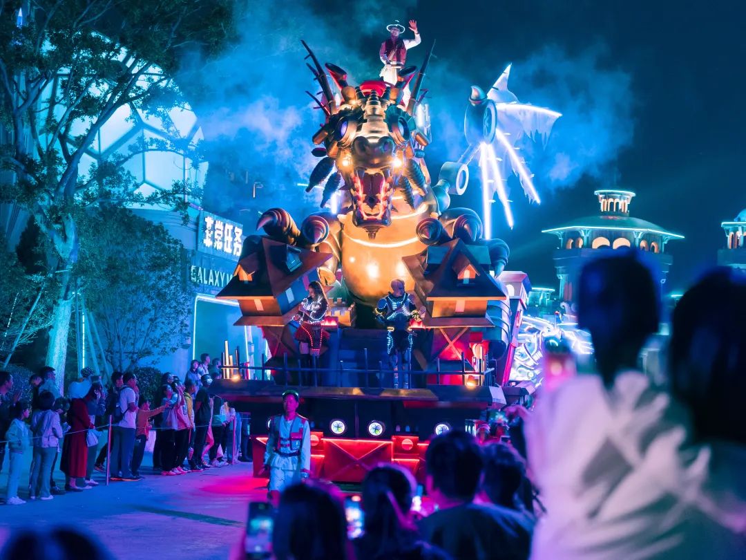 單日超7萬人次！襄陽華僑城奇幻度假區(qū)夜游引爆暑期文旅市場