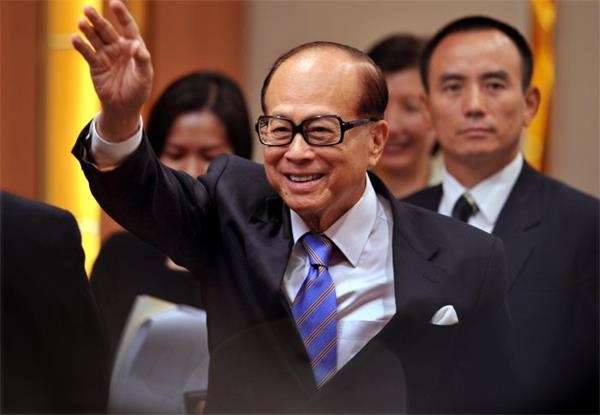 李嘉誠撤離大陸 用權力和金錢打下的帝國風光不再