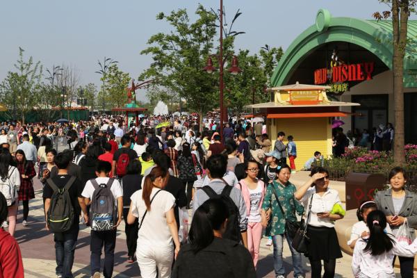 上海迪斯尼迎五一小長假 開門一小時(shí)人數(shù)破萬