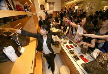 內地門店銷售回暖 奢侈品的春天來了？