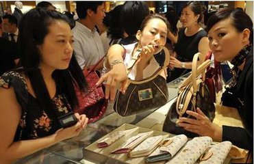 外媒：中國人購買奢侈品熱情回暖 消費漸“回流”國內