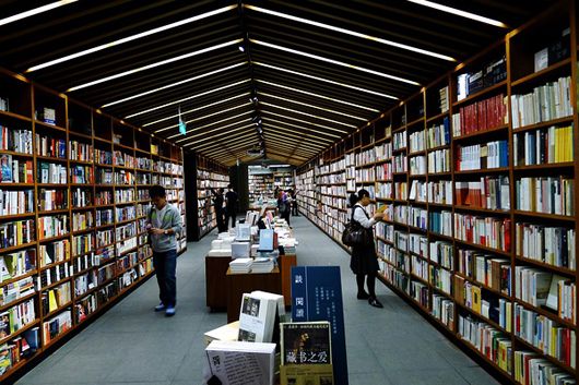 實(shí)體書店試水體驗(yàn)經(jīng)濟(jì) 文創(chuàng)商品、飲品餐食等漸成標(biāo)配