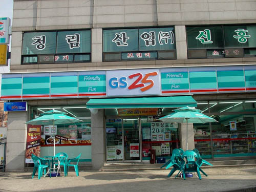 平均每1491人擁一家便利店 “便利店王國(guó)”的喜和憂