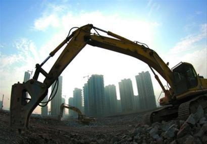 上半年全國賣地收入猛增43%，誰在蒙眼狂奔？