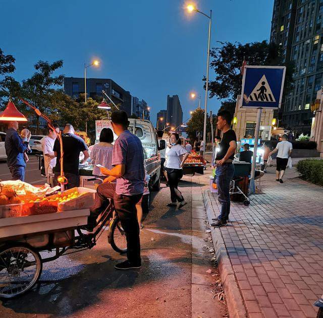 “地攤經(jīng)濟(jì)”會擠占商業(yè)地產(chǎn)的生存空間嗎？