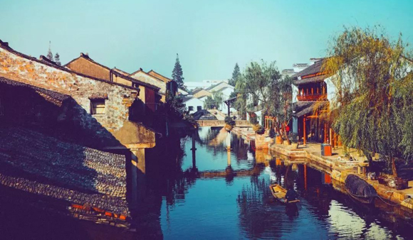 從特色小鎮(zhèn)到城市高地，我們?yōu)槭裁雌诖S酒小鎮(zhèn)？