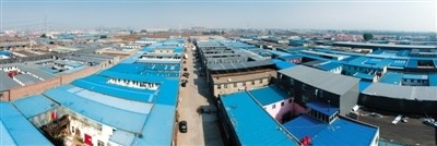 　拆除前 大興區西紅門鎮壽寶莊工業大院，彩色鋼板房遍布。