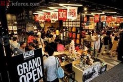 商場(chǎng)年中慶打折促銷已失效 業(yè)內(nèi)人士稱出路在于服務(wù)創(chuàng)新