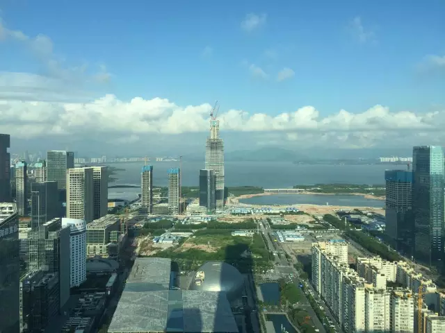正在建設(shè)的華潤(rùn)深圳灣綜合體，業(yè)態(tài)包含春筍、春繭、華潤(rùn)萬(wàn)家大廈、悅府住宅、木棉花酒店、高端公寓、購(gòu)物中心萬(wàn)象匯等。