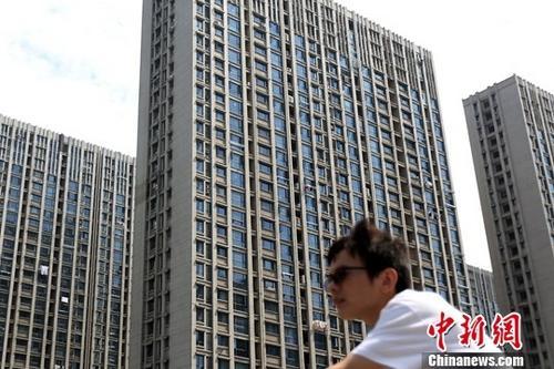 資料圖：市民從南京一處樓盤前經(jīng)過。<a target='_blank'  data-cke-saved- >中新社</a>記者 泱波 攝