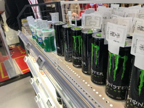 選擇一些自己所喜歡的產品，放在框里然后進行結賬買單。這是大多數的無人便利店的購物方式，EAT BOX也是采用這種方式，RDIF標識放在結賬臺上，屏幕上會出現產品平成和價格，通過支付寶和微信即可。而京東超市卻有了新技術，這項技術與我們之前所說的只能貨架就有一定的關聯。