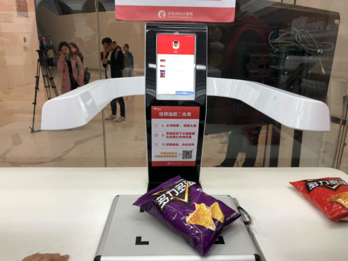 選擇一些自己所喜歡的產品，放在框里然后進行結賬買單。這是大多數的無人便利店的購物方式，EAT BOX也是采用這種方式，RDIF標識放在結賬臺上，屏幕上會出現產品平成和價格，通過支付寶和微信即可。而京東超市卻有了新技術，這項技術與我們之前所說的只能貨架就有一定的關聯。