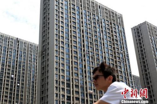 資料圖：市民從南京一處樓盤前經(jīng)過。<a target='_blank'  data-cke-saved- >中新社</a>記者 泱波 攝