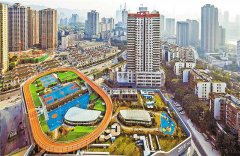 重慶南岸區(qū)一購物中心樓頂建起1.7萬平米運(yùn)動場
