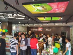 鮮豐水果和羅森打造的首家“便利店+水果店”亮相杭州