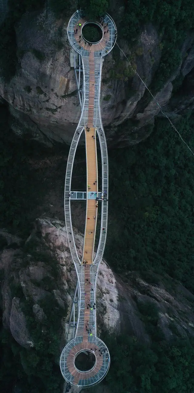 一個敢想一個敢建，盤點國內六大創意玻璃橋