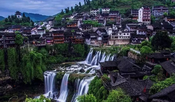 掛在瀑布上的千年古鎮(zhèn)——芙蓉鎮(zhèn)
